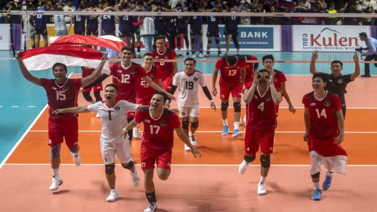 Timnas voli putra Indonesia melakukan selebrasi usai mengalahkan Timnas voli putra Kamboja pada final voli SEA Games 2023 di Phnom Penh, Kamboja, Senin (8/5/2023). Timnas voli putra Indonesia berhasil meraih medali emas usai menang dengan skor 25-21, 25-10, dan 25-15. ANTARA FOTO/Muhammad Adimaja/tom.