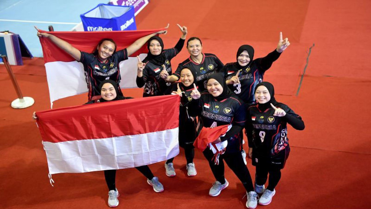 Tim pebolavoli putri Indonesia berpose usai pertandingan mengalahkan tim Kamboja pada kompetisi voli duduk ASEAN Para Games 2023 di Morodok Techo National Stadium, Phnom Penh, Kamboja, Rabu (7/6/2023). Tim voli putri Indonesia berhasil meraih emas setelah mengalahkan Kamboja dan Thailand pada kompetisi penuh dengan mengumpulkan 9 poin. ANTARA FOTO/Zabur Karuru/hp.