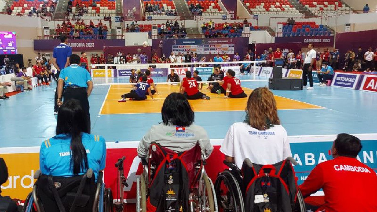 Tim Kamboja memberikan dukungan pada tim voli duduk putra Indonesia yang berlaga pada babak final melawan Thailand di Elephant Hall Morodok Techo Phnom Penh Kamboja, Kamis (8/6/2023). (ANTARA/Aditya Ramadhan)