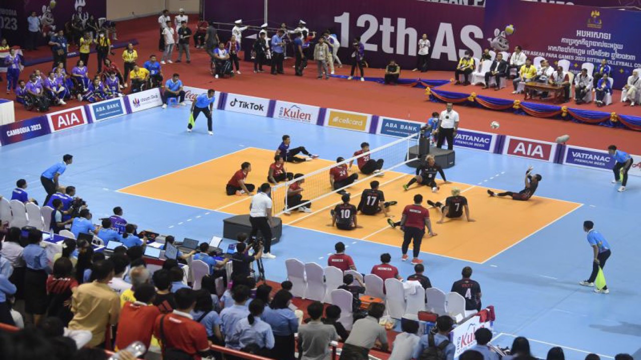 Suasana pertandingan antara tim bola voli Indonesia melawan Thailand pada final voli duduk putra ASEAN Para Games 2023 di Morodok Techo National Stadium, Phnom Penh, Kamboja, Kamis (8/6/2023). ANTARA FOTO/Zabur Karuru/nym