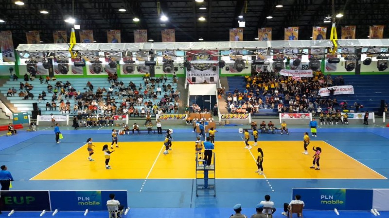 Suasana pertandingan Turnamen Voli Kapolda Cup 2023, yang diselenggarakan di Gedung Voli Pangsuma Pontianak, Kalimantan Barat, Senin (12/6/2023). ANTARA/HO-Humas Polda Kalbar. (Teofilusianto Timotius)