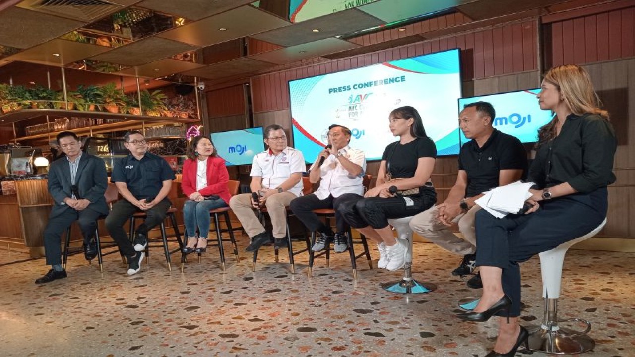 Direktur Utama Nex parabola Junus Koswara, Direktur Moji Hendi Lim, Managing Director Vidio Monika Rudijono, Wakil Ketua PP PBVSI II Bidang pertandingan/kompetisi Reginald Nelwan, Ketua Umum PP PBVSI Imam Sudjarwo, Yolla Yuliana, dan pelatih timnas bola voli putri Alim Suseno (kiri ke kanan) menghadiri konferensi pers di Jakarta, Selasa (13/6/2023). (ANTARA/RAUF ADIPATI)
