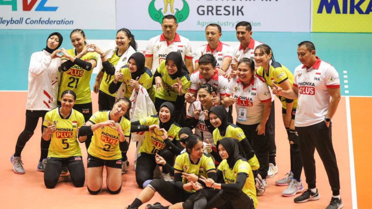 Pemain dan ofisial timnas voli putri Indonesia foto bersama usai laga melawan Makau di GOR Tridharma, Gresik, Minggu (18/6/2023). (ANTARA/Rizal Hanafi)