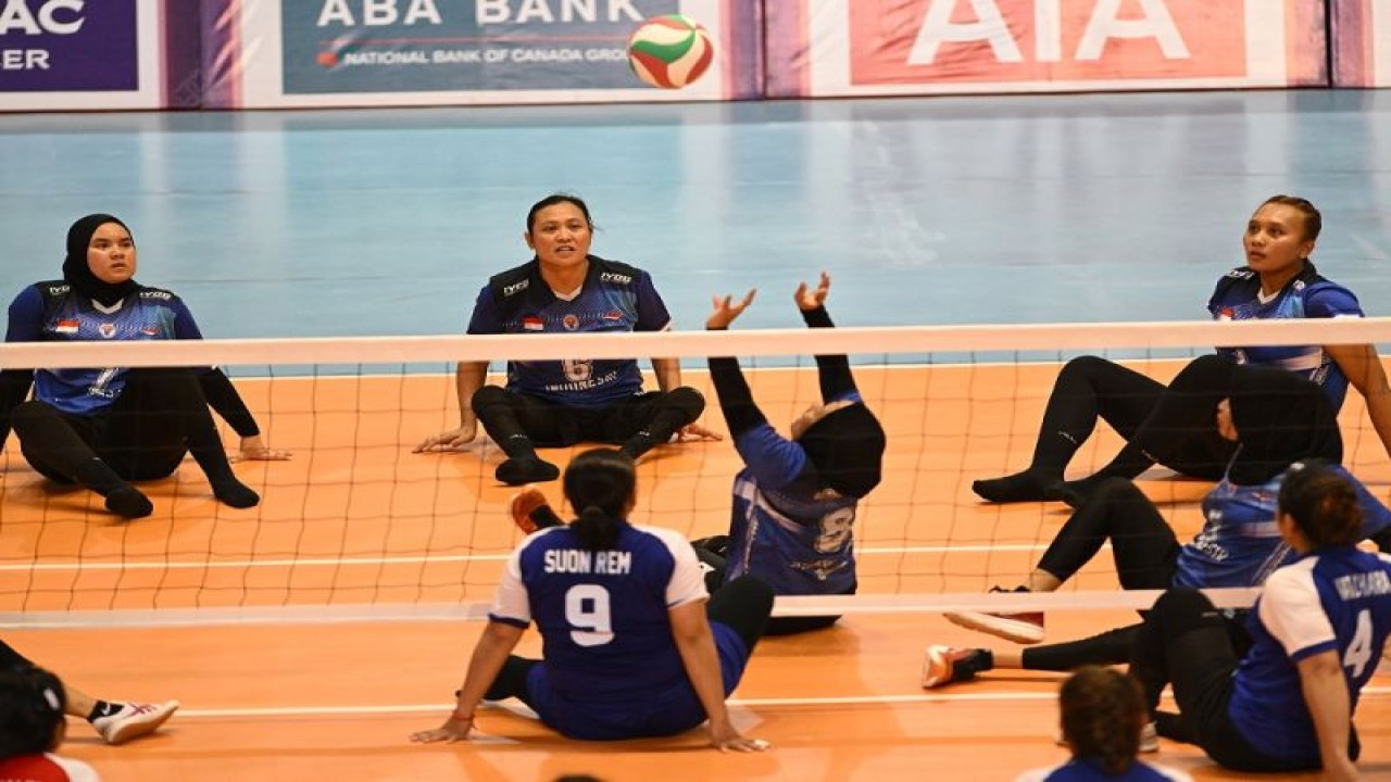 Tim sitting volleyball Indonesia saat menjalani simulasi pertandingan ASEAN Para Games 2023 di Elephant Hall, Morodok Techo Stadium, Kamboja (02/06/2023). ANTARA/HO-NPC Indonesia