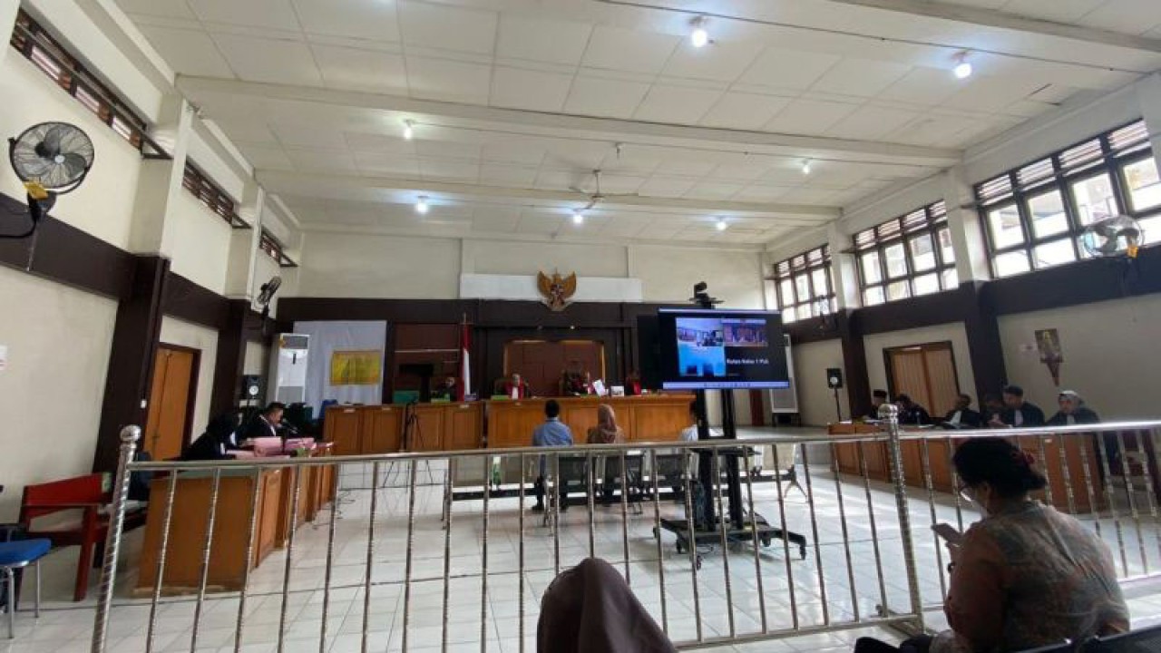 Sidang vonis kasus dugaan korupsi dana hibah Bawaslu Prabumulih, di Pengadilan Negeri Palembang, Sumatera Selatan, Selasa (6/6/2023). ANTARA/M Riezko Bima Elko P.