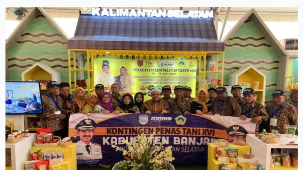 Wakil Bupati Banjar Said Idrus Al-Habsy foto bersama dengan petani dan nelayan Kabupaten Banjar, peserta Pekan Petani dan Nelayan Nasional (Penas) XVI di Kota Padang, Sumatera Barat yang digelar pada 10-15 Juni 2023. (ANTARA/HO-Kominfo Kabupaten Banjar)