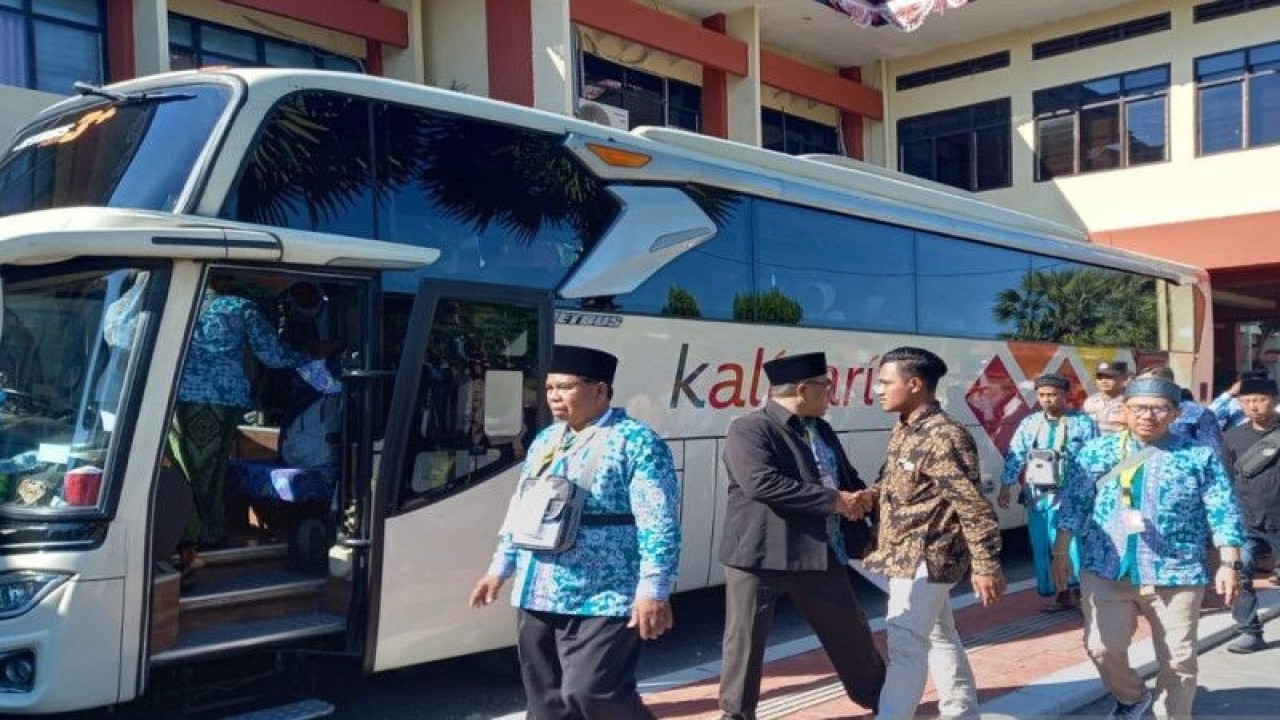 Situasi pemberangkatan calon haji asal Kabupaten Sumenep, Madura, Jawa Timur di Sumenep, Kamis (22/6/2023). (FOTO ANTARA/Slamet Hidayat)