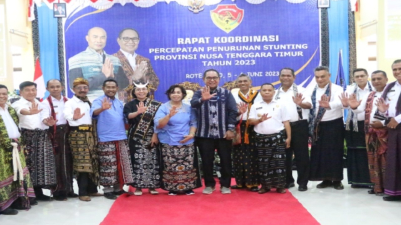 Wakil Gubernur NTT Josef Nae Soi bersama sejumlah pejabat atau kepala daerah berpose bersama dalam kegiatan rakor percepatanan penanganan stunting di NTT yang diselenggarakan di Kabupaten Rote Ndao selama 5-6 Juni 2023. (ANTARA/HO-Biro Humas Setda Provinsi NTT)