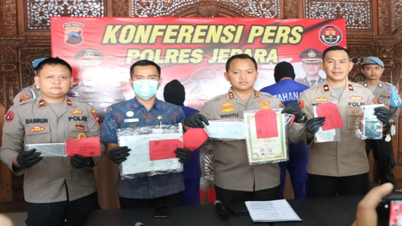 Kapolres Jepara AKBP Wahyu Nugroho Setyawan didampingi jajaran dan Kabid Dinas Nakertrans Dinas Koperasi UKM Tenaga Kerja dan Transmigrasi Jepara R. Eko Sulistiyono menunjukkan barang bukti TPPO saat konferensi pers di Mapolres Jepara, Selasa (13/6/2023). (ANTARA/HO-Polres Jepara.)