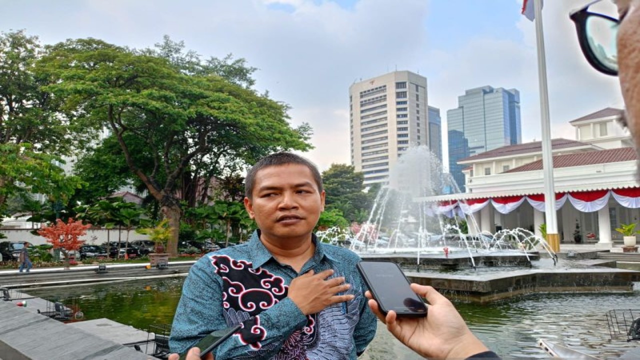 Ketua KPU DKI Jakarta, Wahyu Dinata di Balai Kota DKI Jakarta, Senin (19/6/2023). ANTARA / Walda