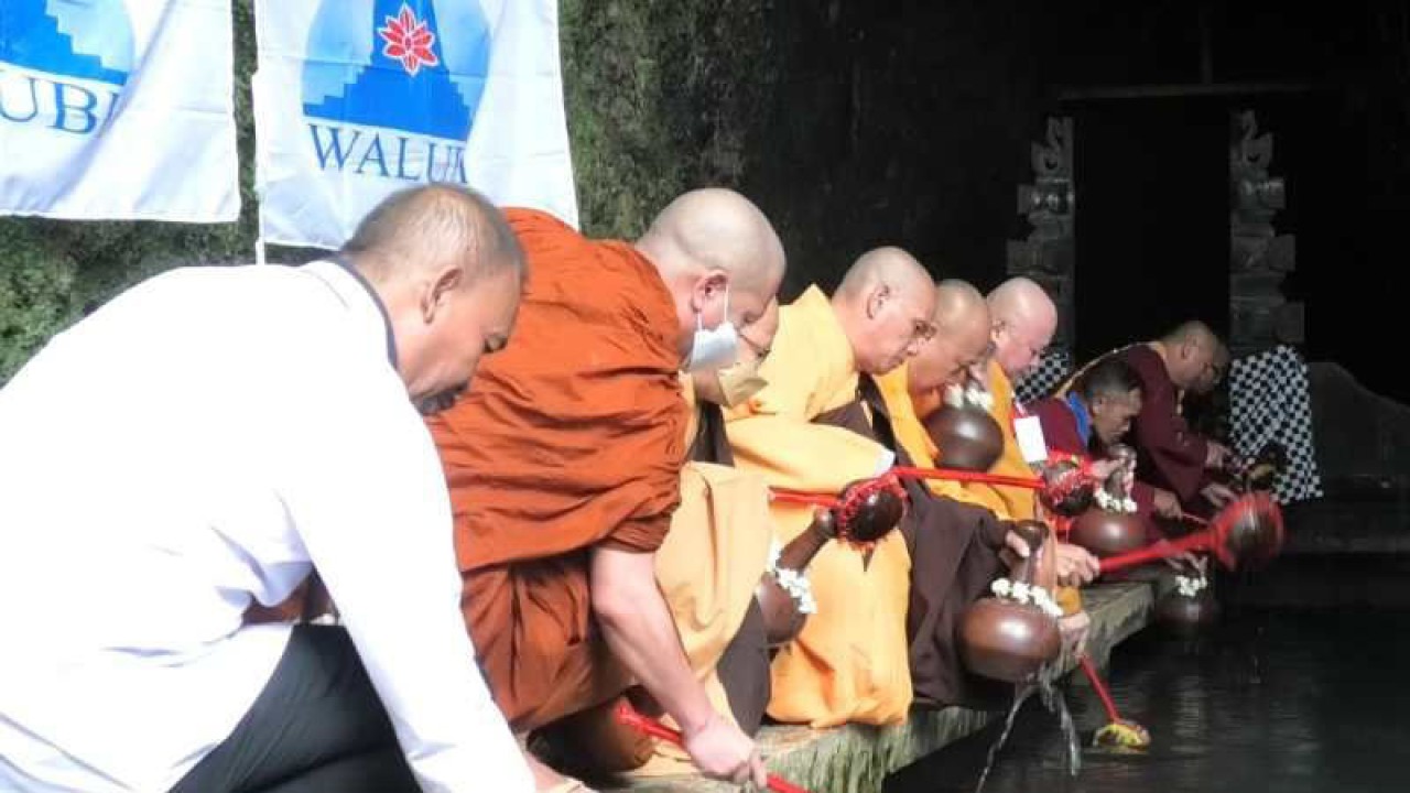 Sejumlah biksu mengambil air berkah Waisak di Umbul Jumprit, Desa Tegalrejo, Kecamatan Ngadirejo, Kabupaten Temanggung, Sabtu (3/6/2023). ANTARA/Heru Suyitno