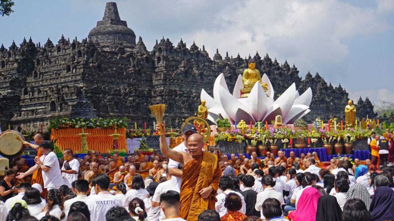 Sejumlah biksu memercikkan air suci ke arah umat saat detik-detik Waisak 2567 BE/2023 di kawasan Candi Borobudur, Magelang, Jawa Tengah, Minggu (4/6/2023). ANTARA FOTO/Anis Efizudin/tom/aa.