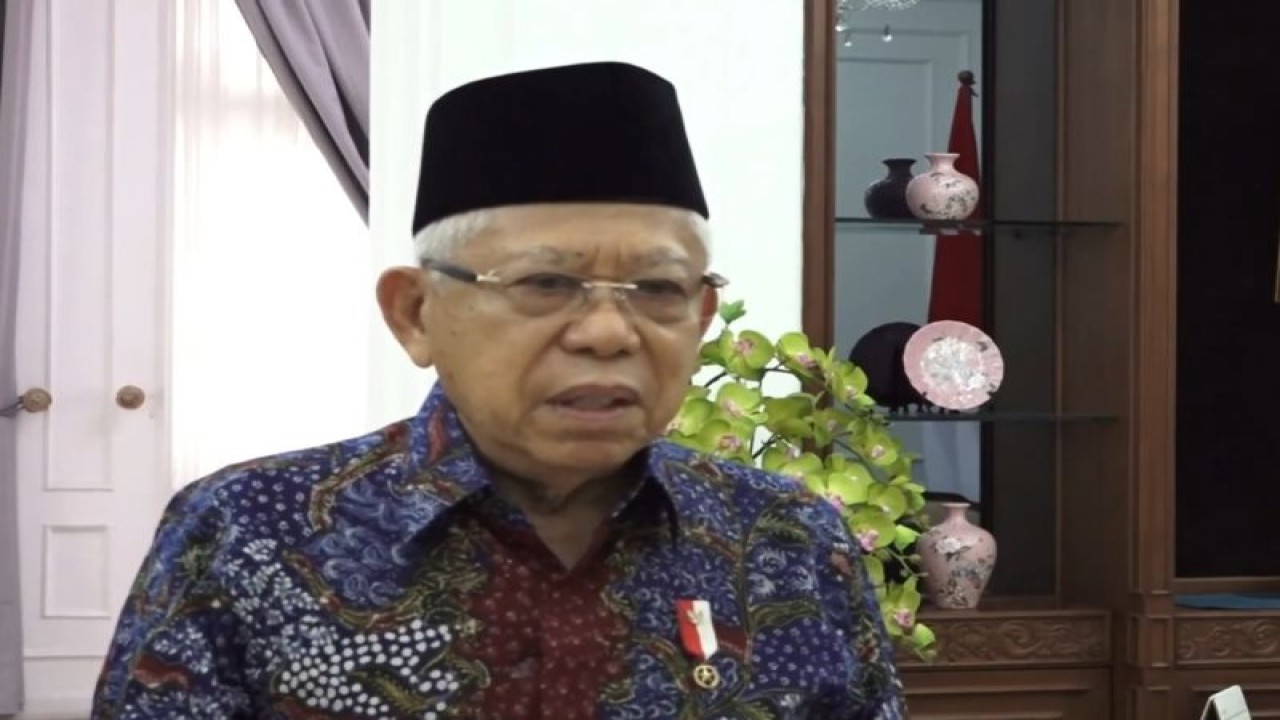 Wakil Presiden Ma'ruf Amin menyampaikan ucapan selamat Hari Raya Idul Adha 1444 Hijriah, yang ditayangkan melalui akun Youtube Wakil Presiden RI, Rabu (28/6/2023). (ANTARA/Rangga Pandu Asmara Jingga)