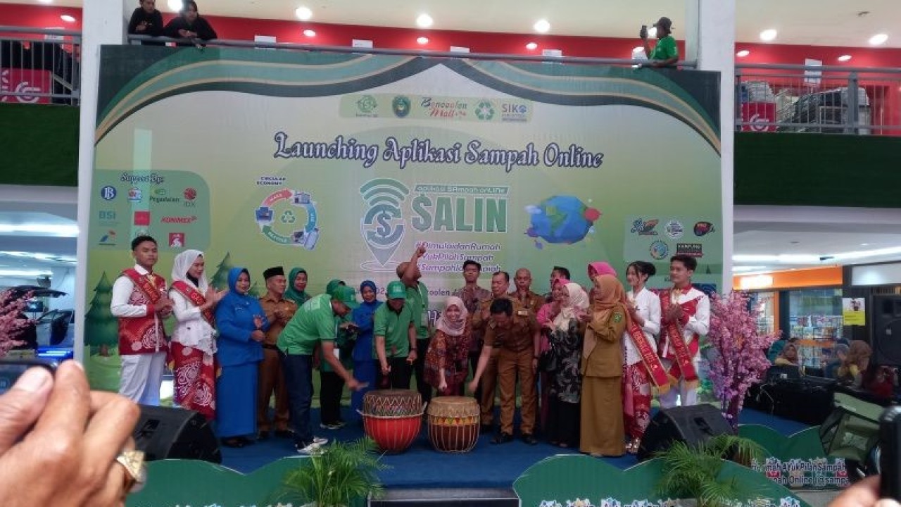Wakil Wali Kota Bengkulu Dedi Wahyudi dan pihak terkait saat meresmikan aplikasi digital bank sampah 'Salin'. ANTARA/Anggi Mayasari