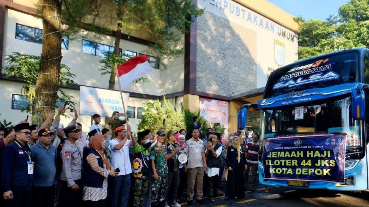 Wakil Wali Kota Depok Imam Hartono melepas jamaah haji di Balaikota Depok, Jumat (9/6/2023). (ANTARA/Feru Lantara)