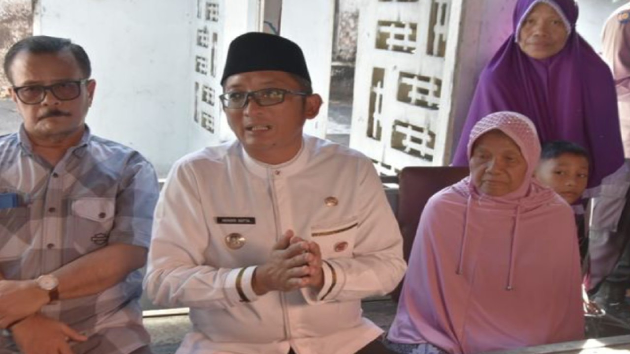 Wali Kota Padang Hendri Septa menyerahkan bantuan kepada korban kebakaran di kawasan Lubuk Begalung Kota Padang. (ANTARA/HO Diskominfo Padang)