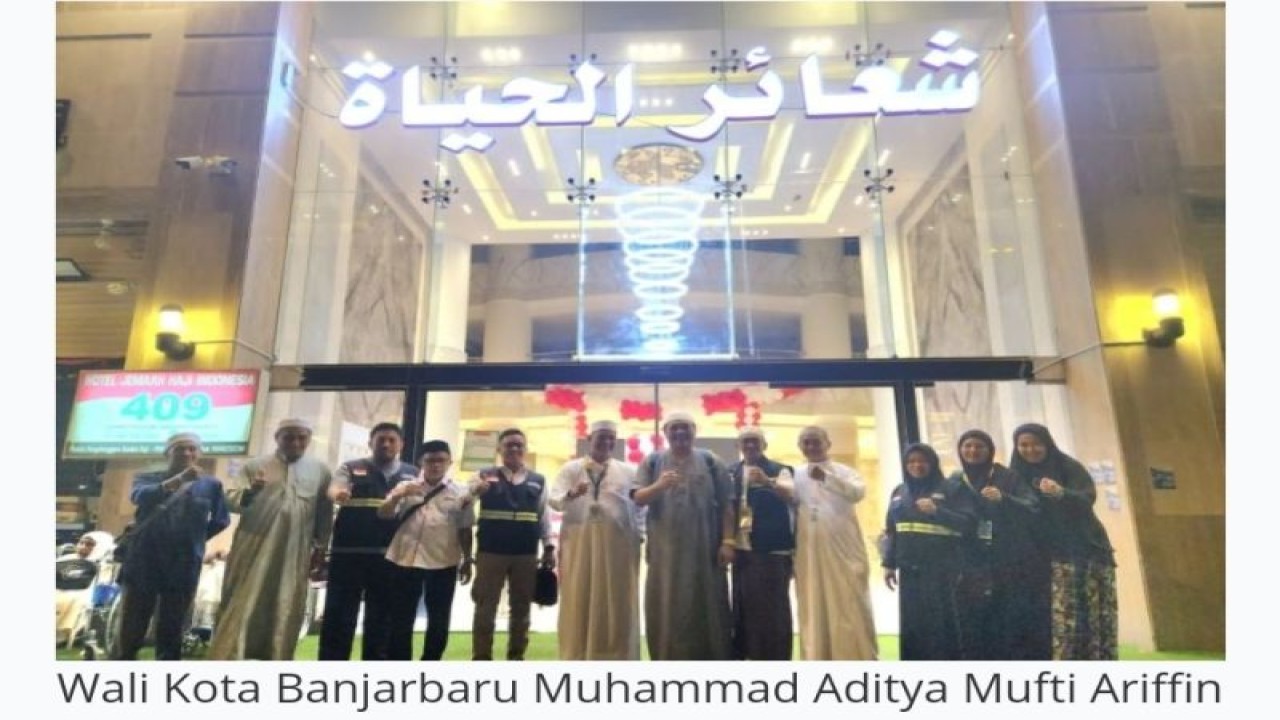 Wali Kota Banjarbaru Muhammad Aditya Mufti Ariffin bersama Sekda Said Abdullah (tengah) foto bersama dengan jamaah calon haji asal Banjarbaru saat berada di Kota Mekkah Arab Saudi menjalani rangkaian ibadah haji 1444 Hijriyah. (ANTARA/HO-Wali Kota Aditya)