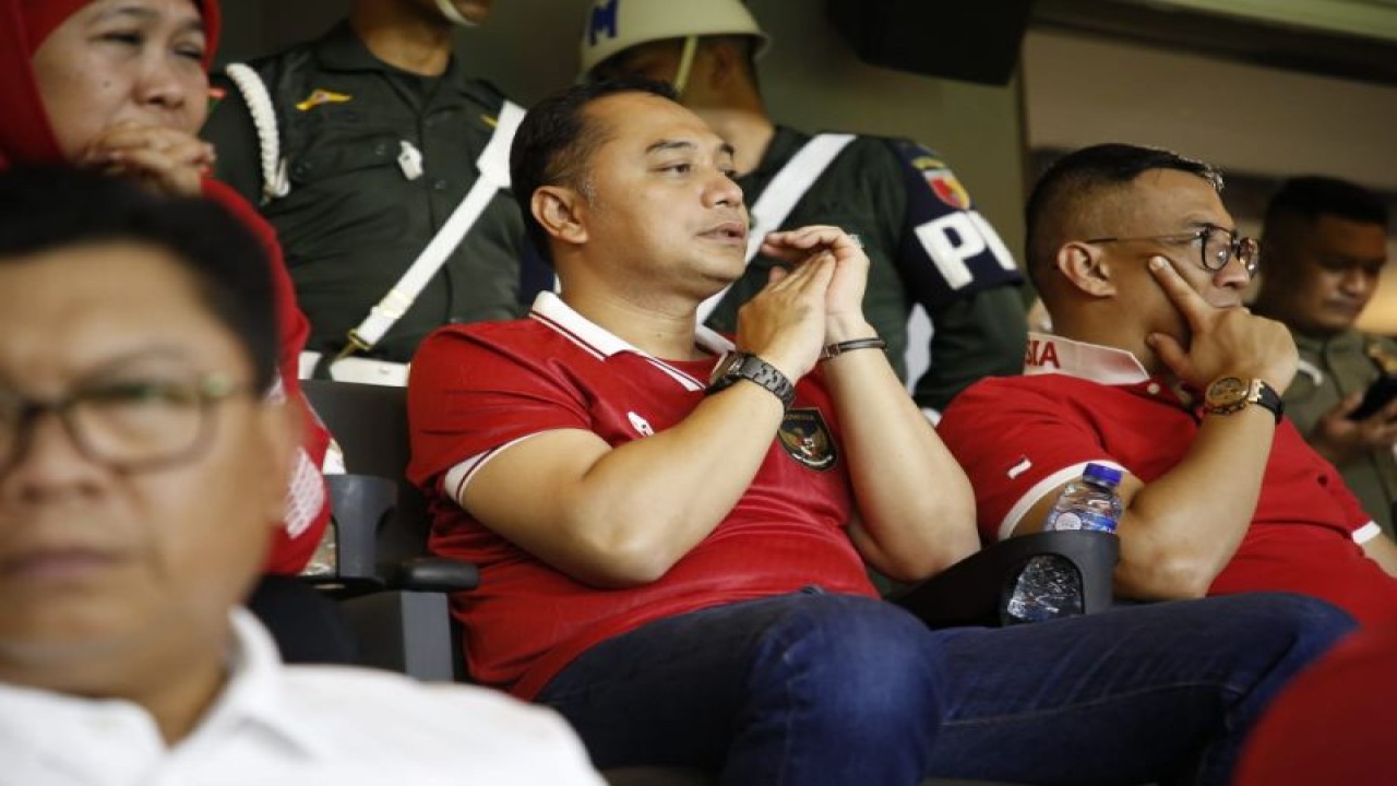 Wali Kota Surabaya Eri Cahyadi saat menontin laga FIFA matchday Timnas Indonesia vs Palestina di Stadion GBT pada Rabu (14/6/2023) malam. (ANTARA/HO-Diskominfo Surabaya)