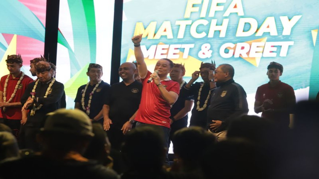Wali Kota Surabaya Eri Cahyadi (tengah) saat kegiatan meet and greet dan Gala Dinner Timnas Indonesia dan Palestina. di Taman Surya, Surabaya pada Minggu (11/6/2023) malam. (ANTARA/HO-Diskominfo Surabaya)