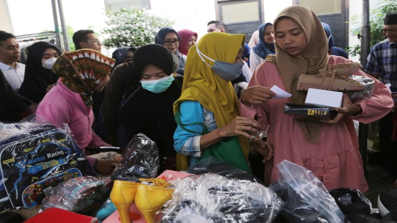 Sejumlah warga membeli barang kebutuhan sehari hari di "Garage Sale" yang digelar di Simomulyo, Kota Surabaya, Kamis (8/6/2023). (ANTARA/HO-Diskominfo Surabaya)