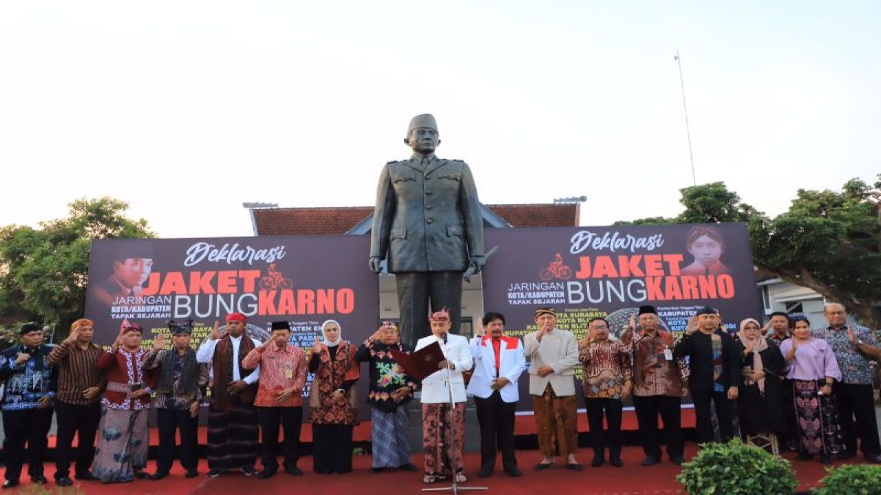 Wali Kota Surabaya Eri Cahyadi saat menghadiri Sarasehan dan Deklarasi Jaket Bung Karno di Kota Blitar, Jatim pada Selasa (20/6/2023). (ANTARA/HO-Diskominfo Surabaya)