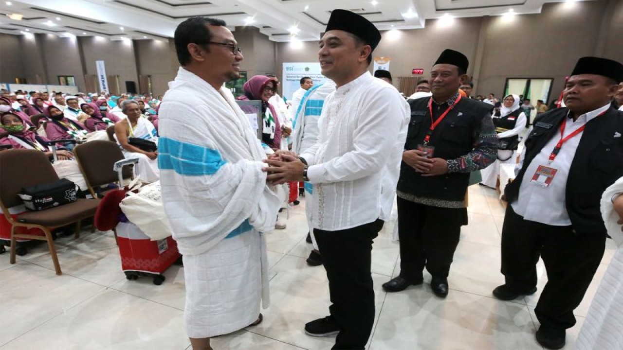 Wali Kota Surabaya Eri Cahyadi saat melepas keberangkatan calon jamaah haji (CJH) kloter 80 yang terdiri sekitar 448 orang asal Kota Pahlawan di Gedung Muzdalifah Asrama Haji Sukolilo, Surabaya, Rabu (21/6/2023). (ANTARA/HO-Diskominfo Surabaya)