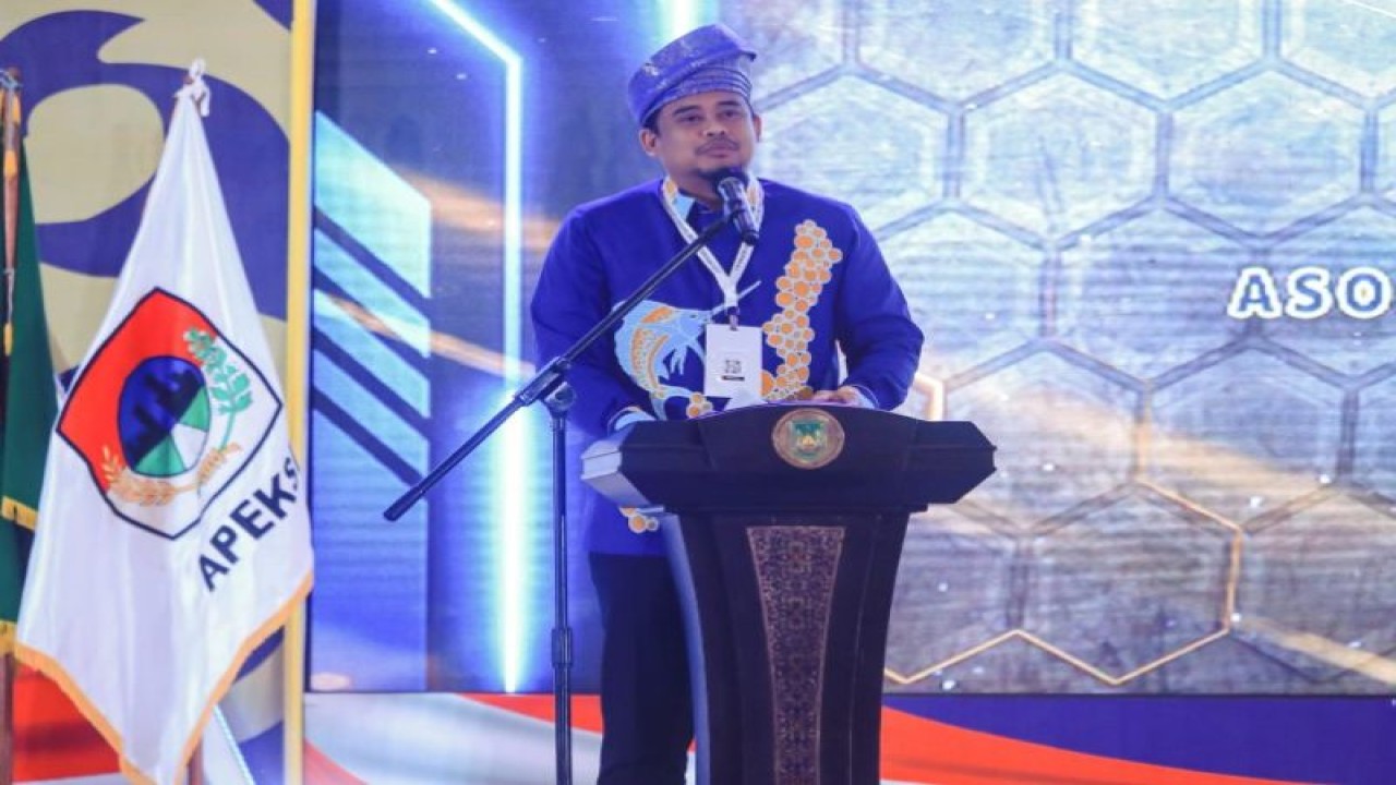 Wali Kota Medan selaku Ketua Komwil I Apeksi Bobby Nasution menyampaikan sambutan dalam Raker Komwil I Apeksi 2023 di Batam, Kepulauan Riau, Rabu (14/6/2023). (ANTARA/HO-Diskominfo Kota Medan)