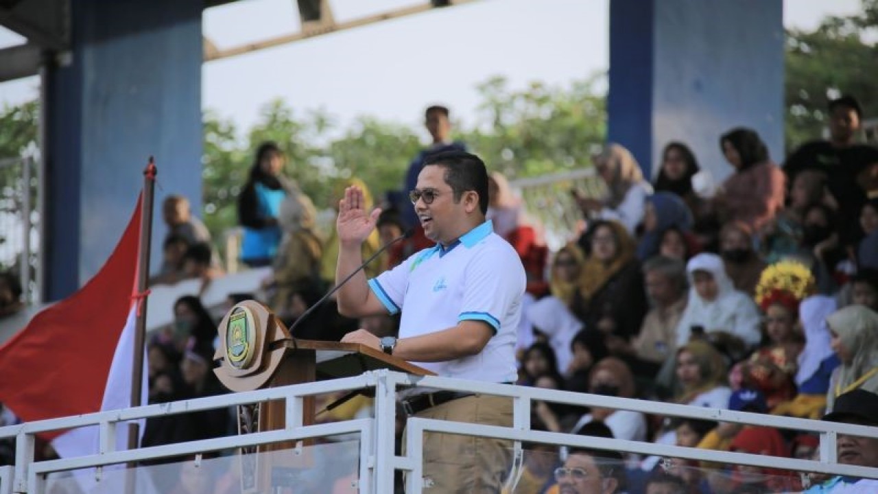 Wali Kota Tangerang, Arief R Wismansyah saat menghadiri pembukaan Olimpiade Olahraga Siswa Nasional (O2SN) tingkat Kota yang diselenggarakan mulai dari tanggal 13 hingga 16 Juni 2023 dengan memperlombakan 11 Cabor untuk jenjang SD dan 5 Cabor untuk jenjang SMP serta diikuti oleh total 810 siswa