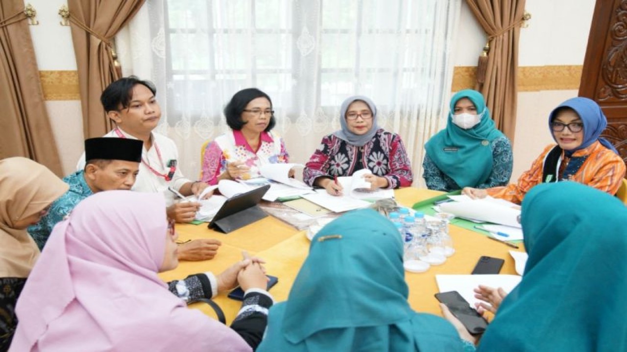 Bunda Genre Kota Pontianak Yanieta Arbiastutie menjalani proses penilaian oleh Tim Penilai Apresiasi Bunda Genre Tingkat Provinsi Kalbar. (ANTARA/HO-Prokopim Pontianak)