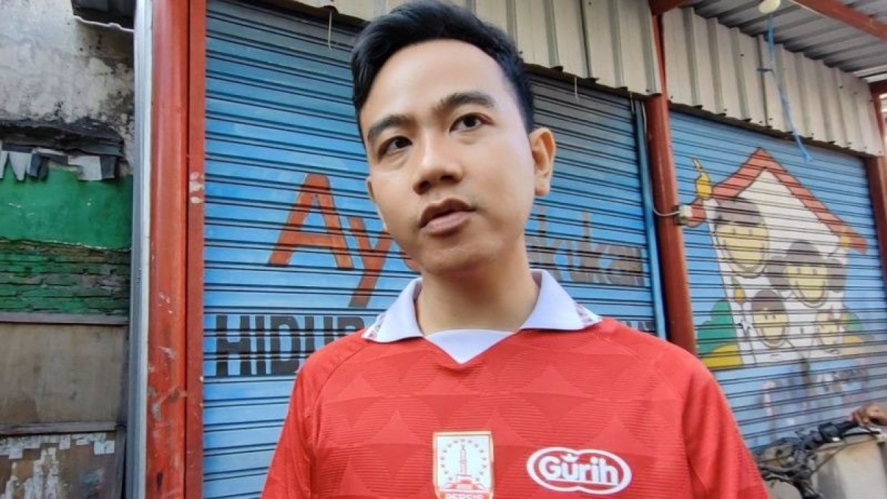 Wali Kota Surakarta, Jateng, Gibran Rakabuming Raka memberikan keterangan kepada wartawan di Solo, Jumat (23/6/2023). FOTO ANTARA/Aris Wasita