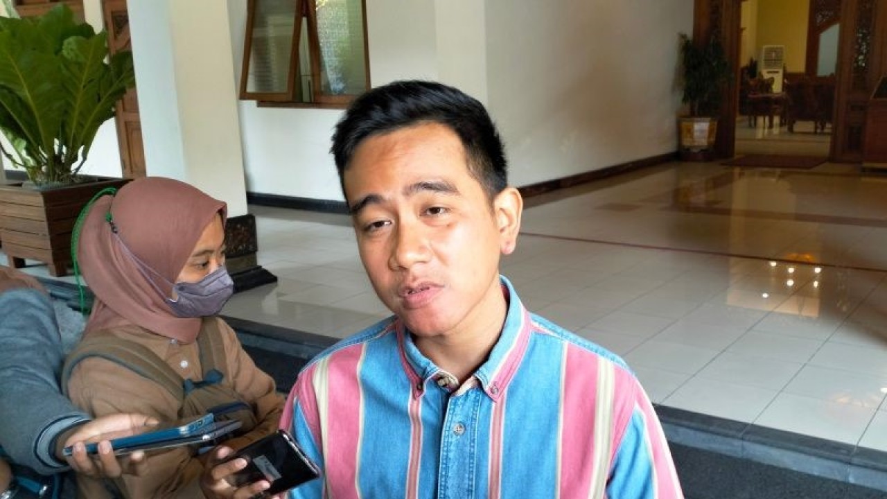 Wali Kota Surakarta Gibran Rakabuming Raka bertemu dengan wartawan di Solo, Selasa (13/6/2023). ANTARA/Aris Wasita
