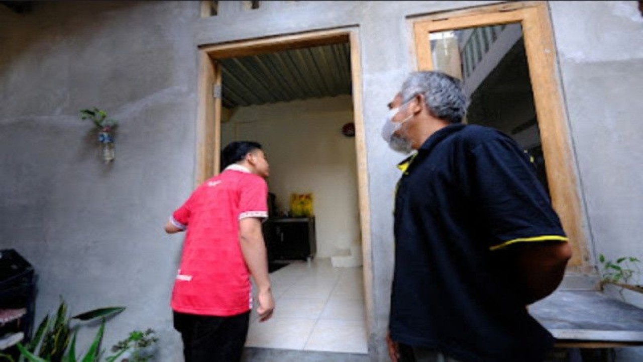 Wali Kota Surakarta Gibran Rakabuming Raka meninjau revitalisasi rumah tidak layak huni di Kelurahan Kestalan, Kecamatan Banjarsari, Solo, Jumat (23/6/2023). ANTARA/HO-Dokumentasi Pemkot Surakarta