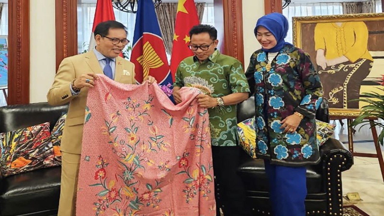 Wali Kota Malang Sutiaji (tengah) bersama Ketua Dekranasda Kota Malang, Widayati Sutiaji (kanan) menunjukkan batik buatan UMKM Kota Malang kepada Duta Besar Indonesia untuk China, Djauhari Oratmangun di Beijing, China, Kamis (8/6/2023). ANTARA/HO-Prokopim Setda Kota Malang