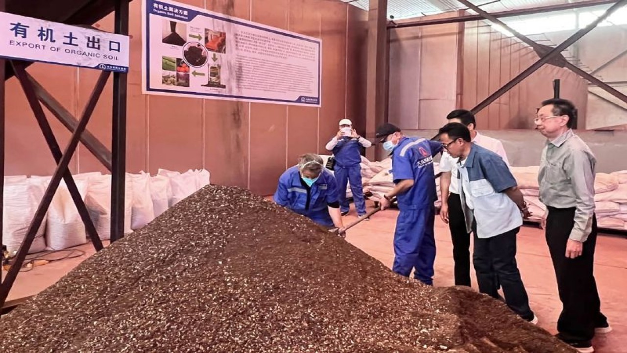 Wali Kota Malang, Jatim, Sutiaji (kedua kanan) pada saat berkunjung ke salah satu pusat pengelolaan sampah di China, Senin (12/6/2023). (FOTO ANTARA/HO-Prokopim Setda Kota Malang)