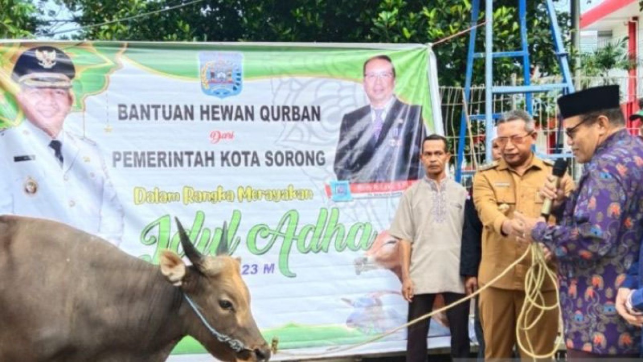 Penjabat Wali Kota Sorong George Yarangga menyerahkan sumbangan hewan kurban kepada pengurus Masjid Al-Akbar di Kota Sorong, Selasa (27/6/2023). (ANTARA/Yuvensius Lasa Banafanu)