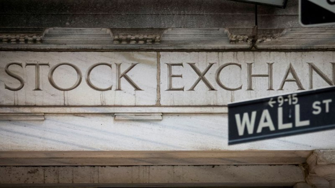 Pintu masuk Wall Street ke New York Stock Exchange (NYSE) terlihat di New York City, AS, 15 November 2022. ANTARA/REUTERS/Brendan McDermid