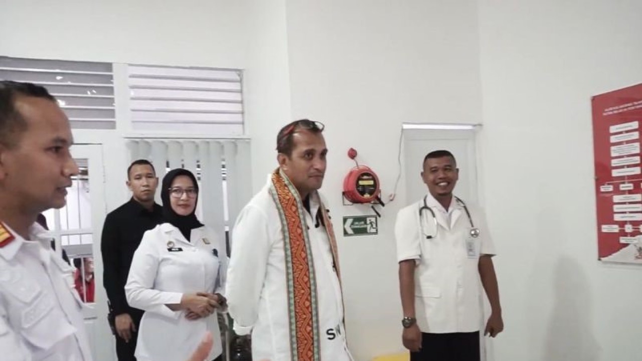 Wakil Menteri Hukum dan HAM (Wamenkumham) Republik Indonesia (RI), Edward Omar Sharif Hiariej didampingi Kepala Rutan (Karutan) Pontianak, Raja M. Ismael Novadiansyah melakukan peninjauan langsung pada area dapur dengan melihat kebersihan di sekitar area ruang dapur RutaN Kelas II A Pontianak ANTARA/Rendra Oxtora.