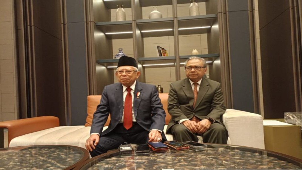 Wakil Presiden Ma’ruf Amin didampingi Dubes RI untuk Uzbekistan merangkap Kyrgystan Sunaryo Kartadinata memberikan keterangan kepada wartawan usai bertemu dengan Perdana Menteri Abdulla Nigmatovich Aripov di Tashkent, Uzbekistan, Selasa (13/6/2023). (ANTARA/Rangga Pandu Asmara Jingga)