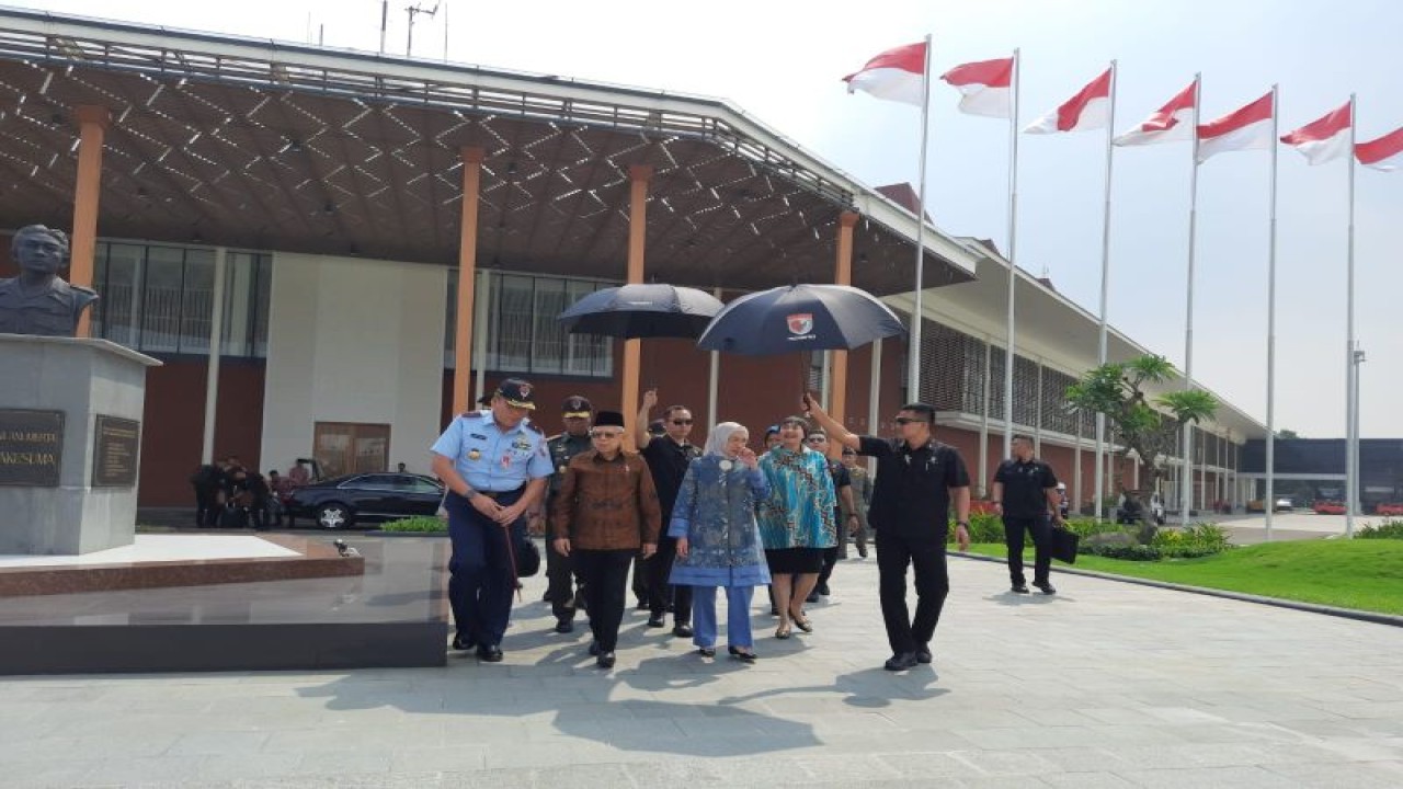 Wakil Presiden Ma'ruf Amin bertolak dari Pangkalan TNI AU Halim Perdanakusumah, Jakarta, menuju Bandara Internasional Yogyakarta, Senin (26/6/2023). ANTARA/HO-BPMI Setwapres/Yohanes Liniandus