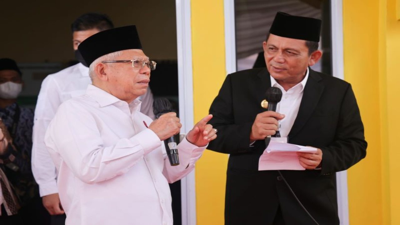 Wakil Presiden RI, Ma'ruf Amin dan Gubernur Kepri, Ansar Ahmad meninjau posyandu Kasih Ibu II di Desa Ekang Anculai, Kecamatan Teluk Sebong, Kabupaten Bintan, Kamis (8/6/2023). (ANTARA-HO/Diskominfo Pemprov Kepri)