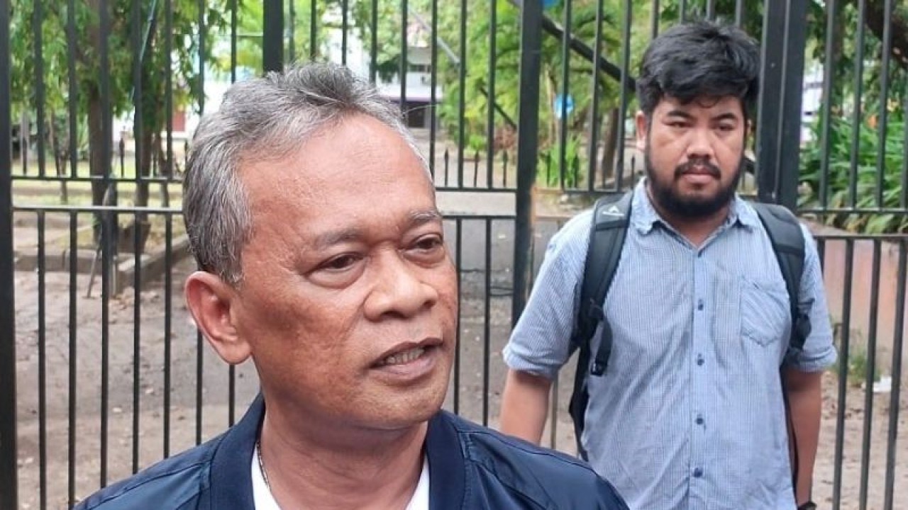 Wakil Rektor III Bidang Kemahasiswaan UNM Prof Andi Muhammad Idkhan menyampaikan keterangan pers di kampus UNM Parangtambung, Makassar, Sulawesi Selatan, Sabtu (10/6/2023). ANTARA/Darwin Fatir.