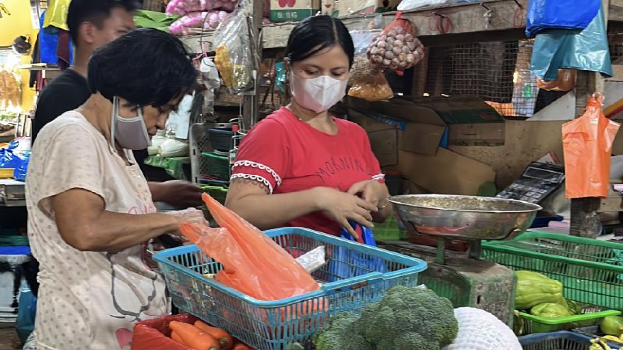 Warga saat berbelanja di pasar tradisional di Batam, Kepri (ANTARA/Jessica)
