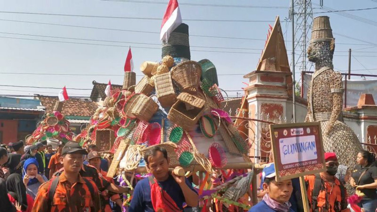 Warga membawa berbagai produk berbahan baku rotan pada Grebeg Penjalin di Desa Trangsan, Kecamatan Gatak, Kabupaten Sukoharjo, Jawa Tengah, Rabu (14/6/2023). ANTARA/Aris Wasita
