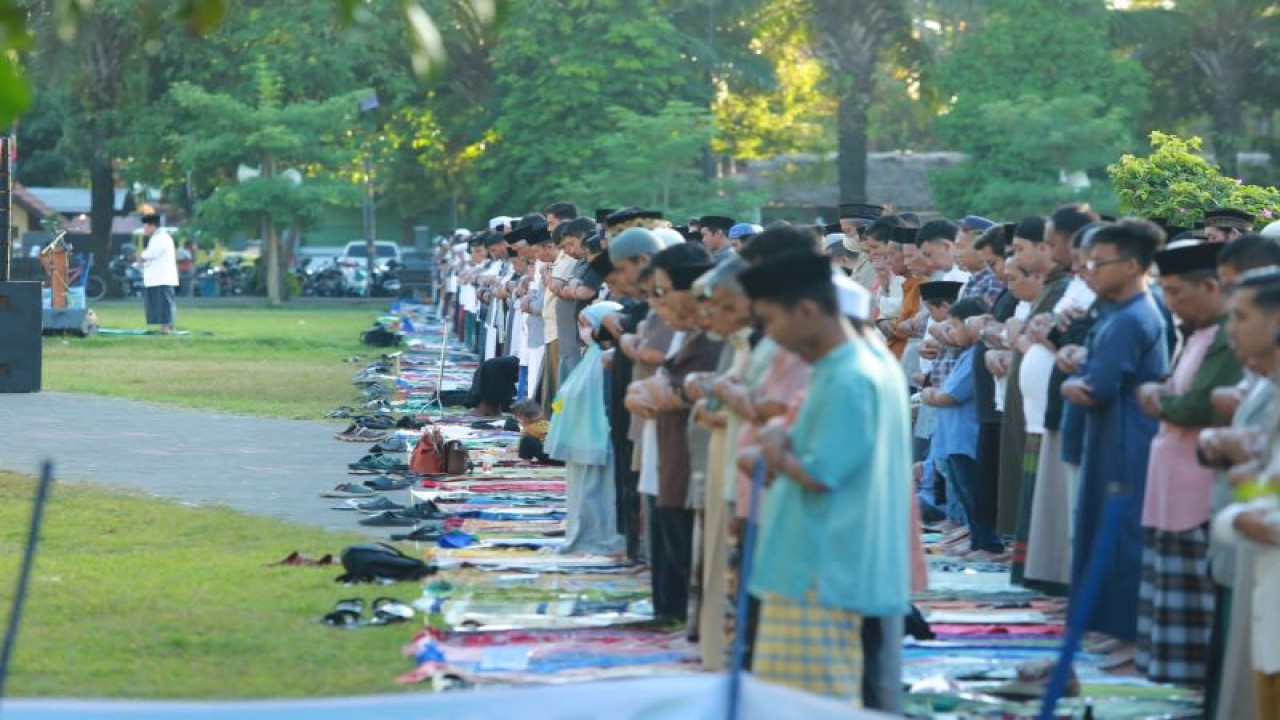 Warga Muhammadiyah Shalat Idul Adha 1444 Hijriah di Taman Blambangan, Banyuwangi, Jatim. Rabu (28/6/2023) ANTARA/HO-ist