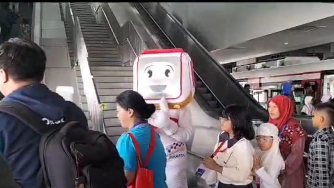 Suasana dalam Stasiun LRT Boulevard Utara, Kelapa Gading, Jakarta Utara saat berlakunya tarif Rp1 dalam rangka memperingati Hari Ulang Tahun (HUT) ke-496 Jakarta kini sudah terdapat sejumlah penumpang pada Kamis (22/6/2023). ANTARA/Abdu Faisal
