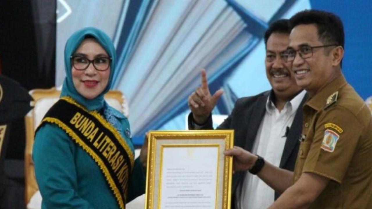 Bunda Literasi Balikpapan Nurlena Rahmad Mas'ud saat dikukuhkan Wali Kota setempat Rahmad Mas’ud, Senin 19/6/2023. (ANTARA/HO-Humas Pemkot Balikpapan)