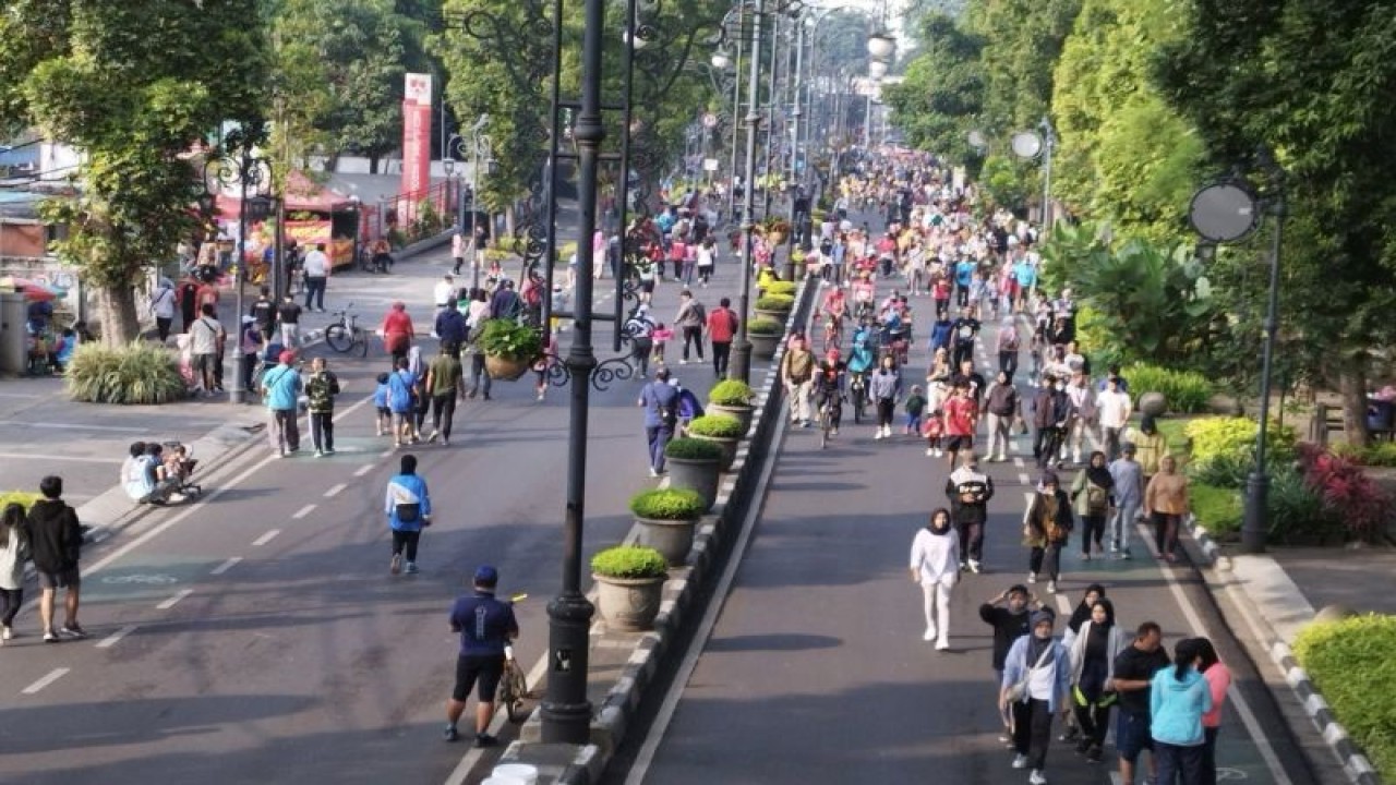 Masyarakat memadati HBKB Dago di ruas Jalam Ir H Djuanda, Kota Bandung, Jawa Barat, Minggu (4/6/2023). (ANTARA/Bagus Ahmad Rizaldi)