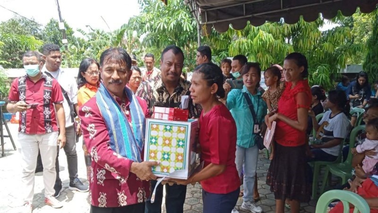 Penjabat Wali Kota Kupang George Melkianus Hadjoh menyerahkan bantuan makanan tambahan bagi ibu hamil di Kecamatan Maulafa guna mencegah stunting. (ANTARA/Benny Jahang)