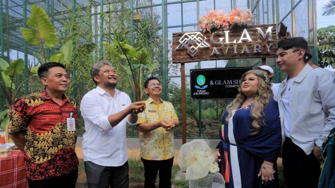 Wakil Wali Kota Tangerang Sachrudin (tengah) saat menghadiri peresmian Glam Aviary atau taman burung Wisata Kampung Danau Kalpataru di Cluster Itali RW 015, Perumahan Banjar Wijaya, Cipondoh. ANTARA/HO