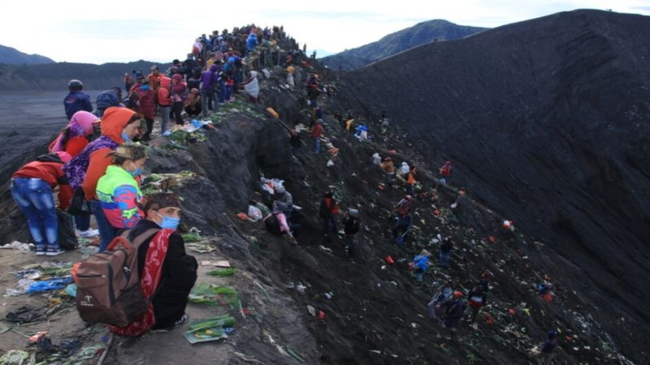 Warga Tengger melarung hasil buminya ke kawah Gunung Bromo dalam puncak perayaan Yadnya Kasada 1945 Saka, di Kabupaten Probolinggo, Jatim, Senin (5/6/2023). (FOTO ANTARA/HO-Diskominfo Kabupaten Probolinggo)